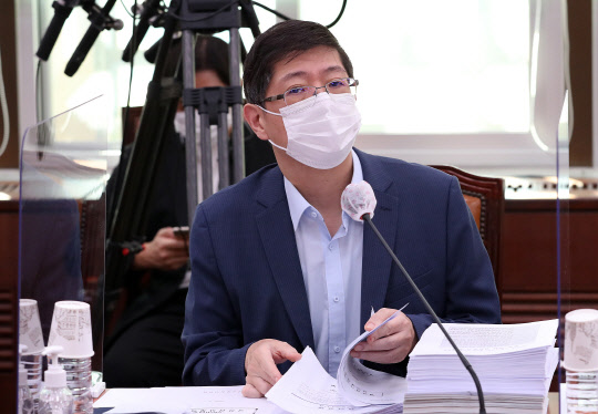 김홍걸 무소속 의원이 28일 오전 서울 여의도 국회에서 열린 외교통일위원회 전체회의에 참석하고 있다.   연합뉴스